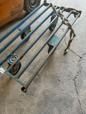 un banc métallique muni de roulettes, dans un garage