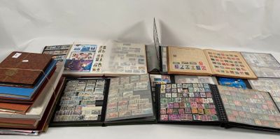 un grand nombre de livres posés sur une table