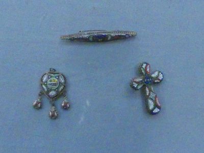 2 broches et 1 pendentif coeur en micro-mosaïques romaines, …