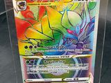 un gros plan d'une carte Pokémon dans une boîte transparente