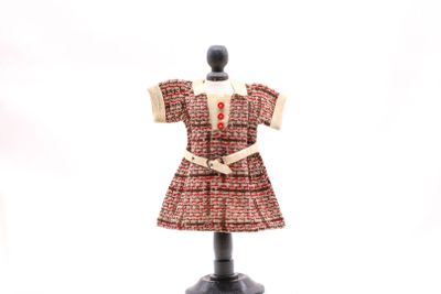 une robe sur un mannequin, sur fond blanc