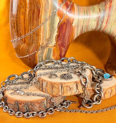un objet en bois entouré d'une chaîne, posé sur une table