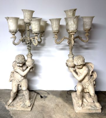 paire de bougeoirs anciens en marbre blanc, ornés de chérubins