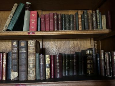 beaucoup de vieux livres sur une étagère dans une bibliothèque