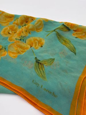 GUY LAROCHE. Foulard en soir à décor fleuri jaune sur fond b…