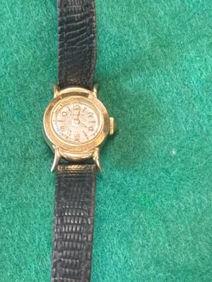 une montre posée sur une surface verte