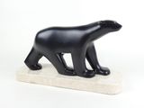statue d'un ours polaire posée sur un socle en marbre