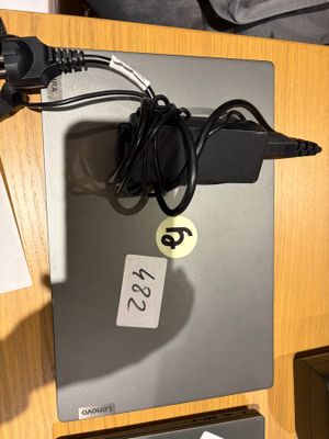 un ordinateur portable branché à un câble, posé sur un bureau