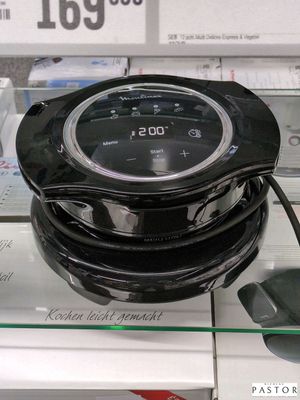 une horloge posée sur une machine à laver dans un magasin
