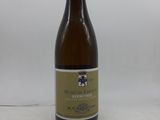 une bouteille de vin posée sur une table