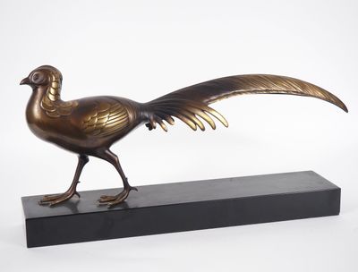 sculpture en bronze représentant un oiseau sur un socle noir
