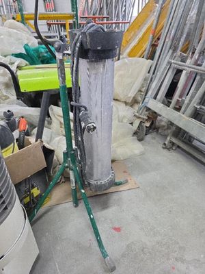 a machine that is sitting on the floor in a room
