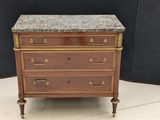 commode ancienne avec dessus en marbre et poignées en laiton