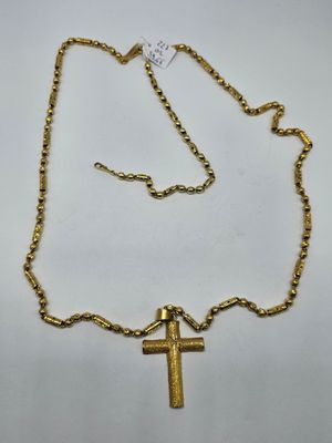 un collier en or orné d'une croix