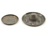 deux boutons métalliques posés sur une surface blanche
