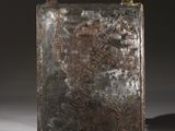 gros plan d'un objet métallique sur une surface blanche