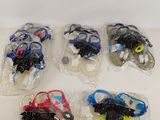six petits jouets en plastique dans des sachets, posés sur une table
