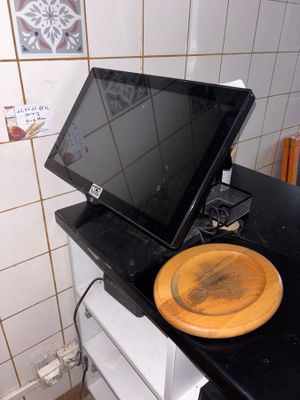 un ordinateur portable posé sur un comptoir noir