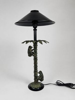 une lampe posée sur une table à côté d'une lampe