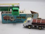 deux camions jouets assis l'un à côté de l'autre