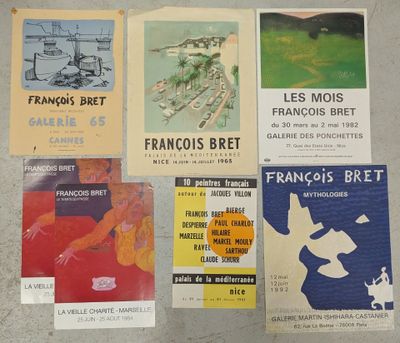 de nombreuses affiches posées par terre dans une pièce