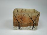un vase en verre orné d'une peinture représentant des arbres