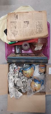 une boîte en carton remplie d'objets posée par terre