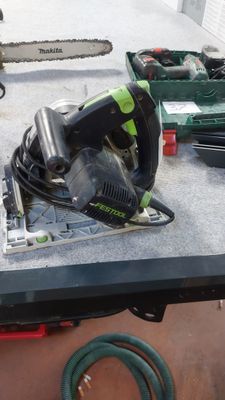 une photo d'une table sur laquelle se trouvent une tronçonneuse et des outils