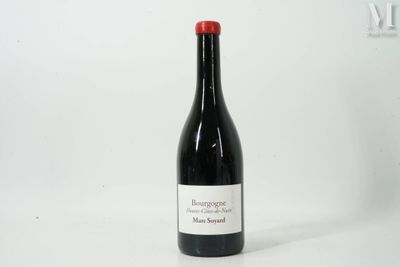 une bouteille de vin posée sur une table blanche