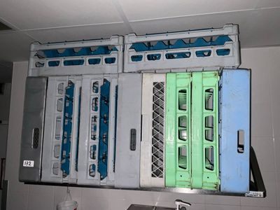 une photo montrant un ensemble d'équipements électriques dans une pièce