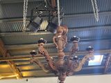 un lustre suspendu au plafond d'une pièce