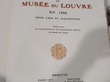 un livre ouvert avec l'image d'un cheval dessus