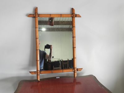 un homme se prenant en photo dans un miroir