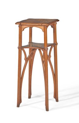 une petite table en bois surmontée d'une étagère