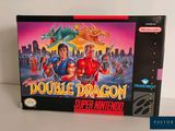 La boîte du jeu Double Dragon est posée sur une table.
