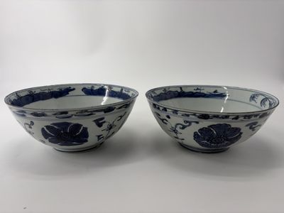 une paire de bols bleus et blancs décorés de fleurs