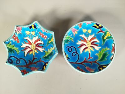 deux bols décorés de fleurs