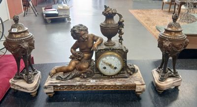 une horloge posée sur une table, à côté d'autres objets