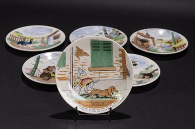 cinq assiettes ornées de motifs différents, posées sur un fond noir