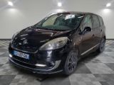 la petite voiture noire est garée sur un sol en damier