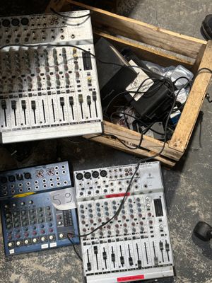 de nombreux appareils électroniques posés par terre les uns à côté des autres
