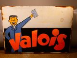 une enseigne sur laquelle on peut lire « Vallo's » avec un homme en costume