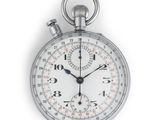 un gros plan d'une montre de poche en argent sur fond blanc