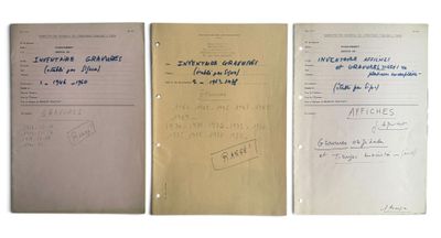 trois feuilles sur lesquelles sont écrites des notes, posées les unes à côté des autres