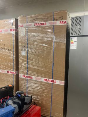une pile de cartons sur un chariot dans un entrepôt