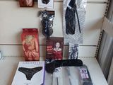 de nombreux objets posés sur le comptoir dans la pièce