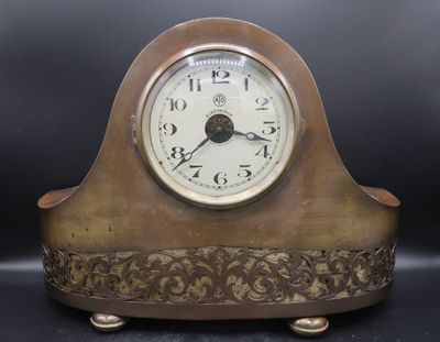 une petite horloge posée sur une table