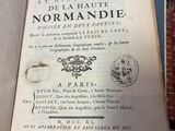 un vieux livre posé sur une table