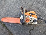 a chainsaw that is laying on the ground