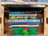 plusieurs livres empilés dans une boîte